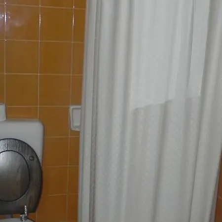 Alojamento de Acomodação e Pequeno-almoço And Roza 2*