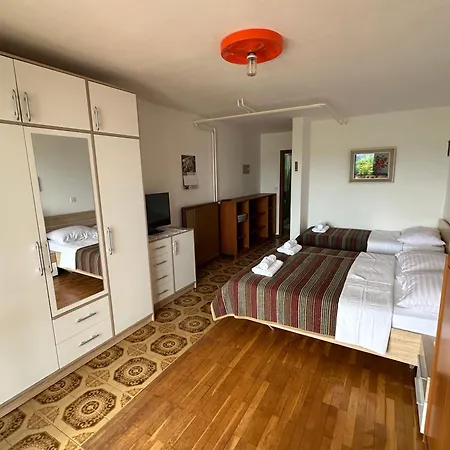 فندق مبيت وإفطار And Roza