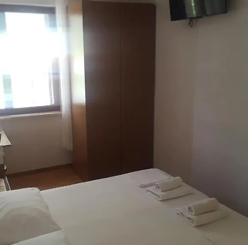 فندق مبيت وإفطار And Roza