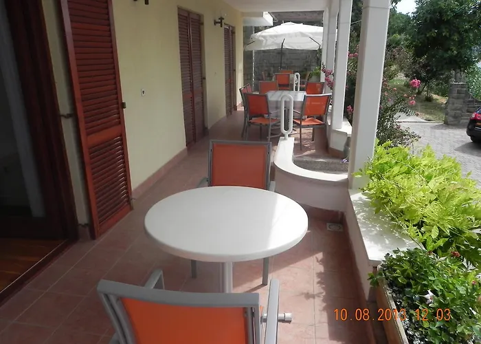 فندق مبيت وإفطار And Roza