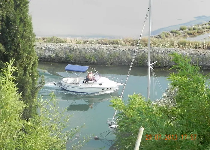 فندق مبيت وإفطار And Roza